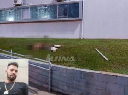 Em cidade de MT, corpo rapaz de 23 anos amanhece no pátio da prefeitura com faca cravada nas costas
