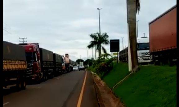 ASSISTA VÍDEO: manifestantes voltam a bloquear a BR 364 em Cacoal e rodovia está “trancada” nos dois sentidos