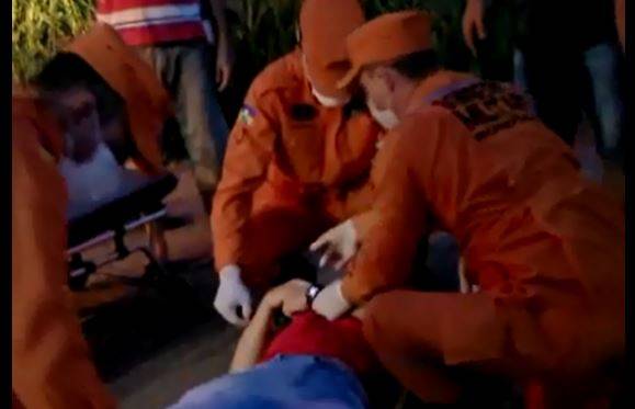 ASSISTA: viraliza vídeo que mostra homem passando mal e namorada cega sendo socorridos em rodovia bloqueada em Pimenta Bueno