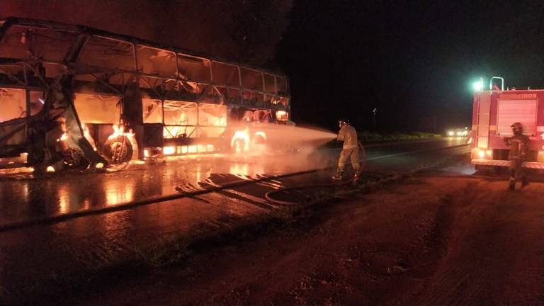 Em publicação nas redes sociais, PRF diz que, antes de incendiar ônibus em RO, manifestantes ameaçaram passageiros