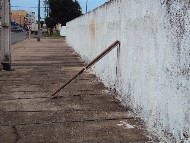 Após fugirem de escola pulando muro, alunos improvisam “retorno”
