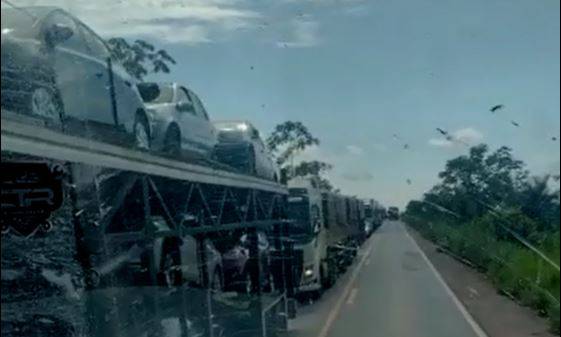 ASSISTA VÍDEO: caminhoneiro de Vilhena diz que não há mais bloqueios na BR 364, mas fila de veículos passa de 35 km