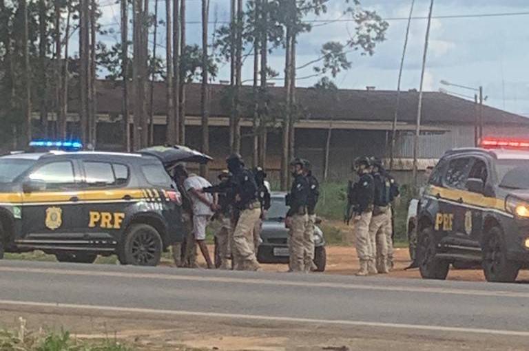 Manifestantes detidos pela PRF em Vilhena são transferidos para prisões temporárias; veja crimes atribuídos a eles