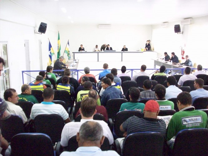 Sessão de hoje pode decidir destino de pontos de mototaxi em praças