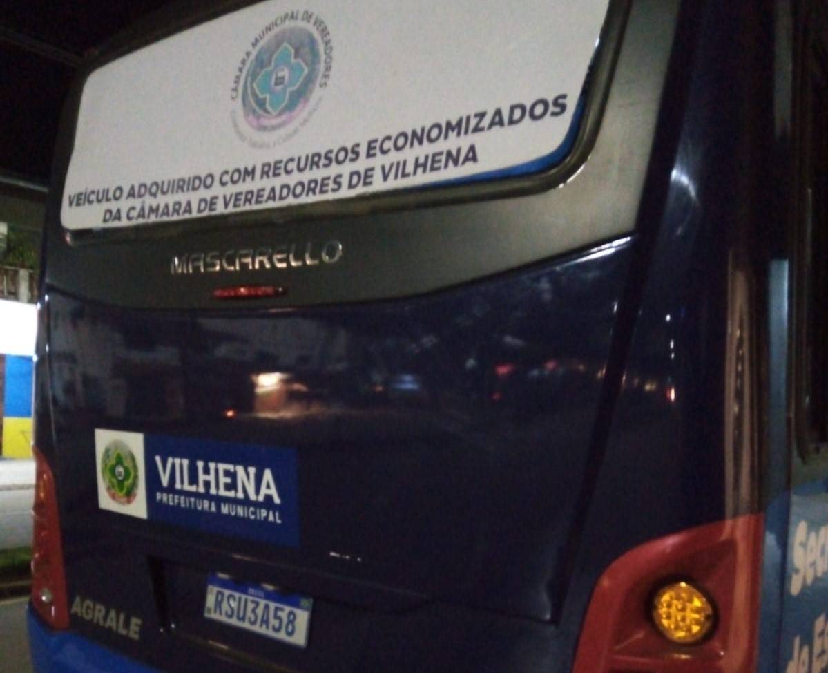 Com crianças a bordo, ônibus de Vilhena é barrado por manifestantes; vândalos seriam os mesmos que trocaram tiros com a polícia