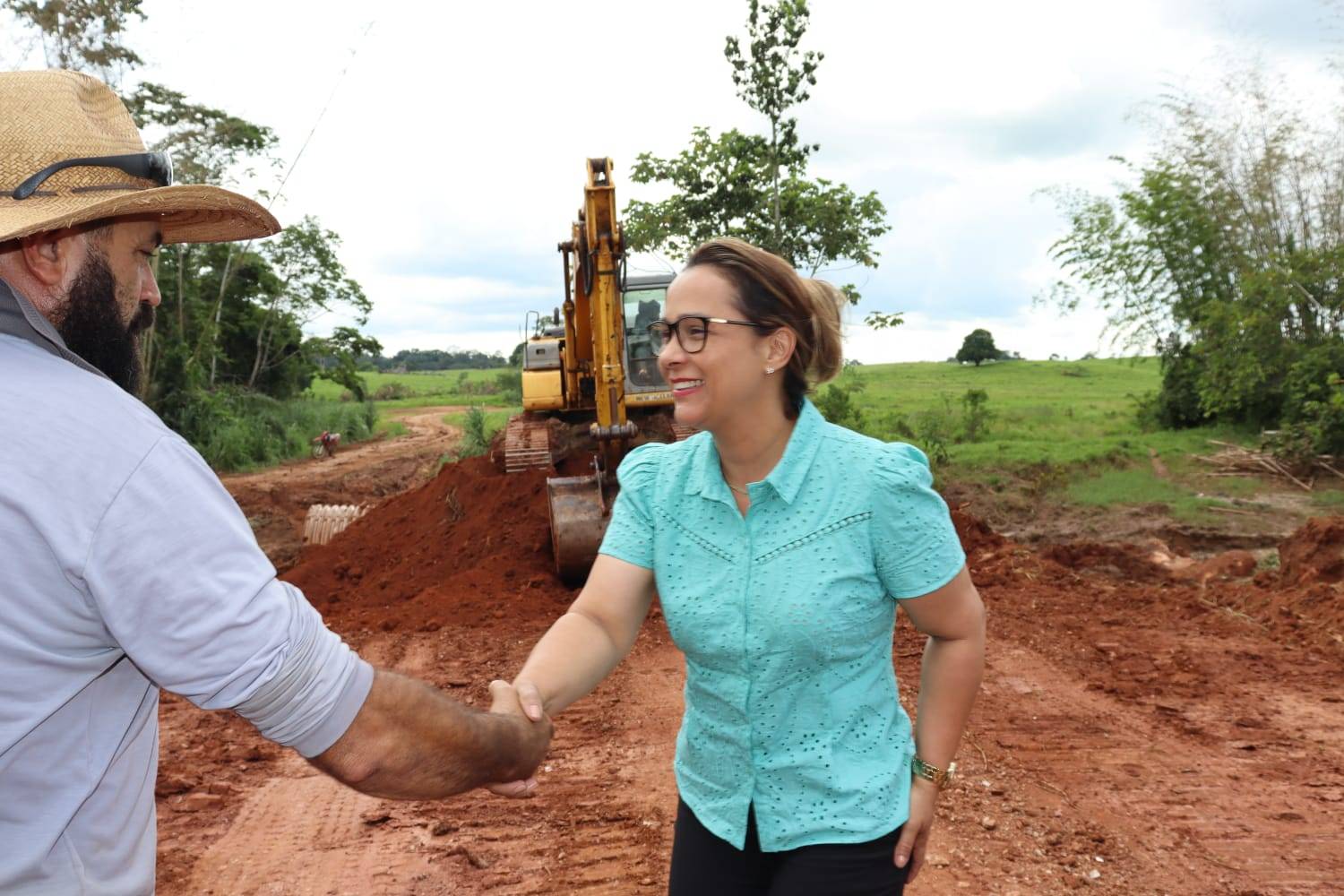 Tubo armco destinado por Rosangela Donadon é instalado na área rural de Colorado do Oeste