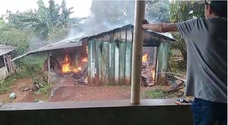 ASSISTA VÍDEOS: incêndio destrói imóvel de madeira que pertencia a ex-vereador em Colorado do Oeste