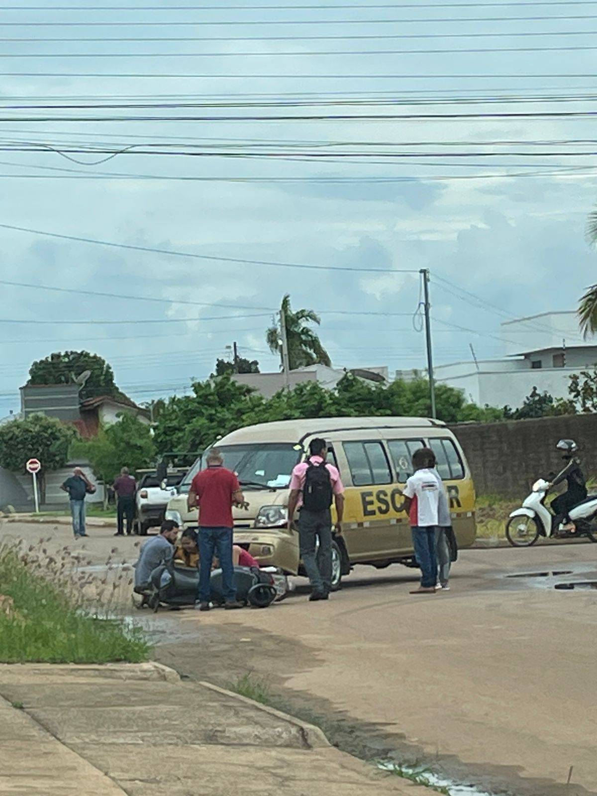 ASSISTA VÍDEO: câmera de monitoramento registra momento em que van escolar atinge motoneta e arrasta mulher