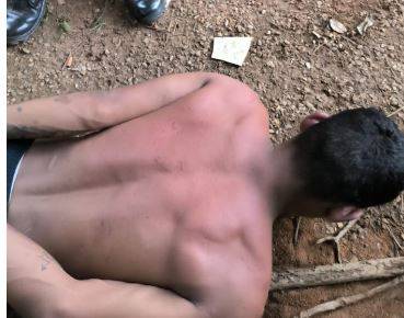 Três ladrões que usaram arma artesanal para ameaçar vítimas e roubar motoneta são presos; um deles é menor de idade