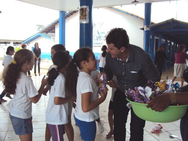 Rover distribui ovos de páscoa em escola estadual e promete mais