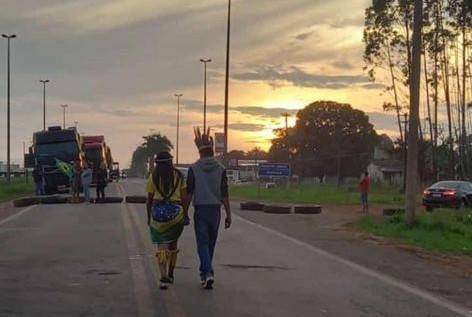 Dois “brancos” presos junto com indígenas em Vilhena e acusados de violência durante bloqueio da BR 364 são libertados