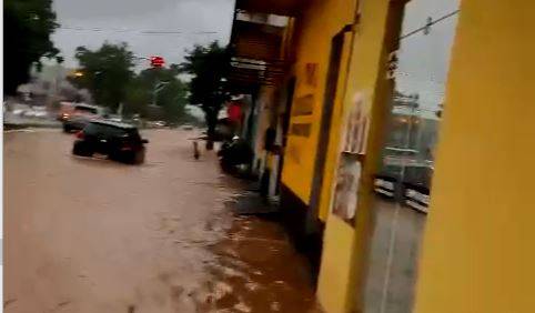 ASSISTA: viraliza vídeo de comerciante que manteve o bom humor ao mostrar água inundando avenida, em Vilhena