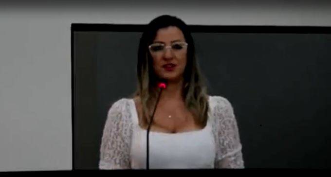 Vereadora vilhenense se solidariza com repórter da FOLHA que teve celular arrancado por manifestante durante protesto