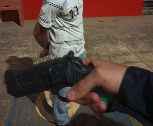 Flagrado com droga, faca e arma de fogo “fake”, homem diz que precisa se proteger de ameaça em Vilhena
