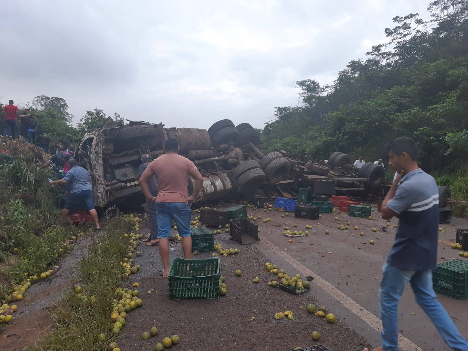 Caminhão carregado de laranjas tomba, fica atravessado na pista e interdita BR 364, entre Vilhena e Pimenta Bueno