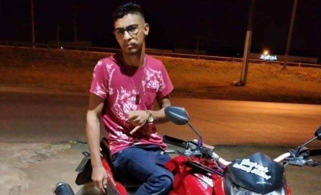 Entregador de 22 anos que se envolveu em acidente com colega morre na véspera de natal em Vilhena, deixando esposa grávida de oito meses