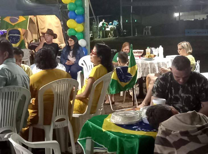 Manifestantes fazem ceia de natal no acampamento em que estão há quase dois meses, em Porto Velho