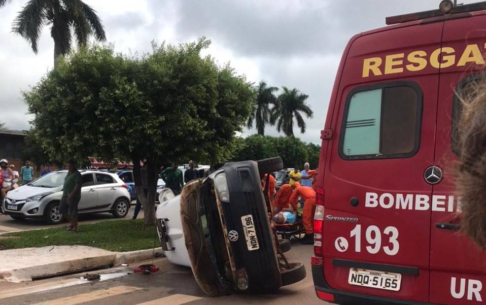 Ambulância da prefeitura é atingida por carro e tomba em avenida de Cerejeiras; Bombeiros resgatam paciente de hemodiálise