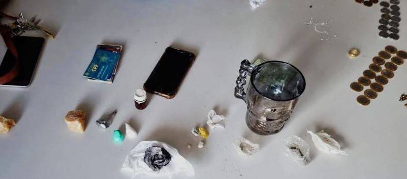 Após ser abordado quando saía de “boca de fumo”, homem entrega a namorada e os dois são presos por guarnição da P-Tran