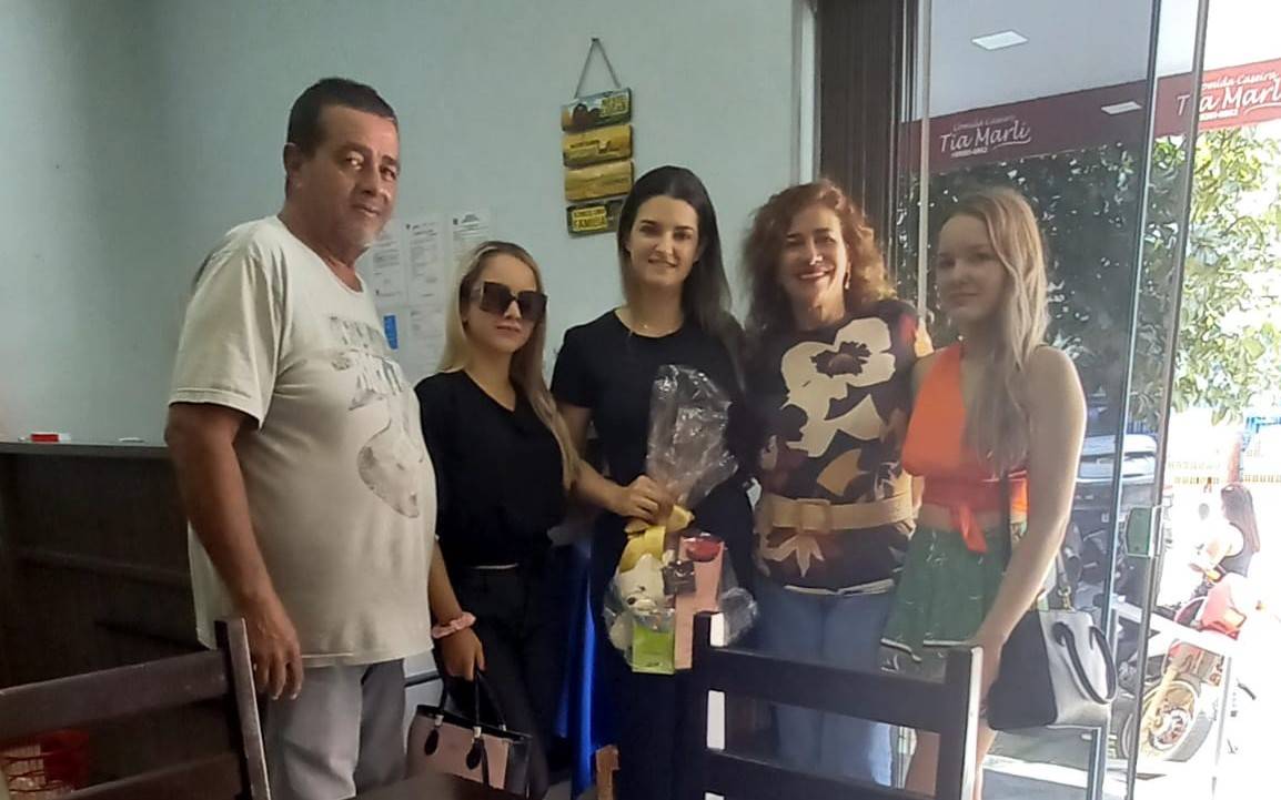 Familiares de homem baleado e cortado com espada homenageiam policial que salvou a vida dele, em Vilhena