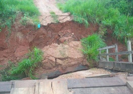 ASSISTA VÍDEO: erosão “engole” ponte e deixa moradores isolados na área rural de Chupinguaia; comunidade se revolta com prefeitura