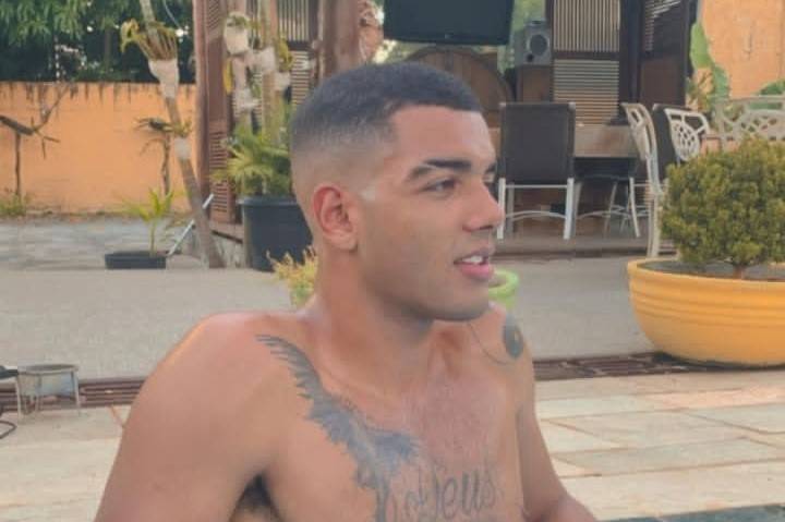 Rapaz de 20 anos acusado de mandar matar ex da namorada se apresenta na polícia, em Vilhena, mas diz que só falará em juízo