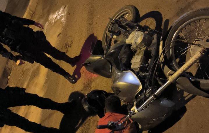 Com dois mandados de prisão, suspeito de ser um dos líderes do PCC em Vilhena tenta fugir da polícia, cai de moto e acaba preso