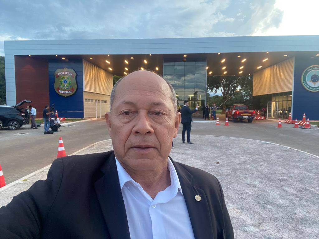 Deputado federal reeleito em RO visita manifestantes presos na PF em Brasília; veja lista que mostra vilhenense entre eles