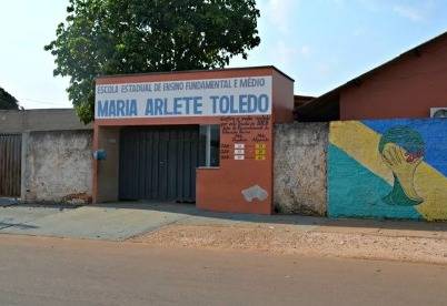 Homens e mulheres passam a noite em fila para tentar garantir vagas para os filhos em escola estadual de Vilhena