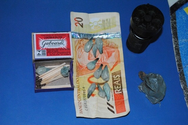 Irmãos de 12 e 15 anos são flagrados vendendo drogas na casa dos pais