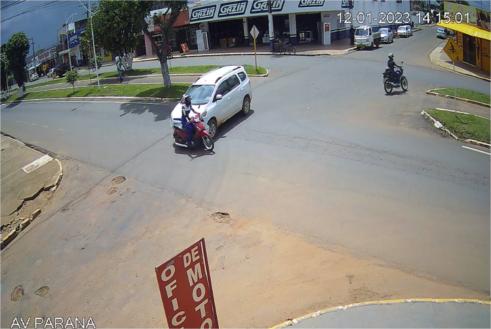 VEJA VÍDEO: veículo invade preferencial e atinge motocicleta na Avenida Paraná, em Vilhena