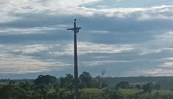 ASSISTA VÍDEO: sem energia há mais de 60 horas, morador da área rural de Vilhena filma poste em curto-circuito e alerta para risco de acidente