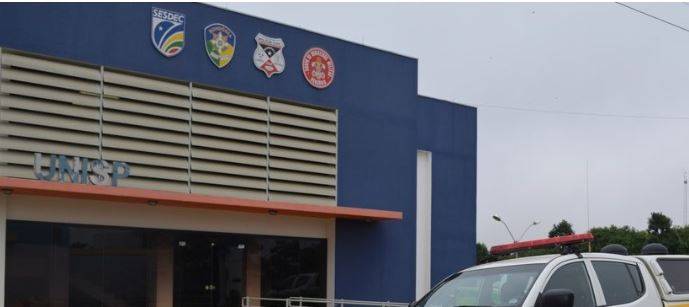 Homem não se conforma com relação homoafetiva da esposa e ameaça matar a ex-namorada dela a facadas, em Vilhena