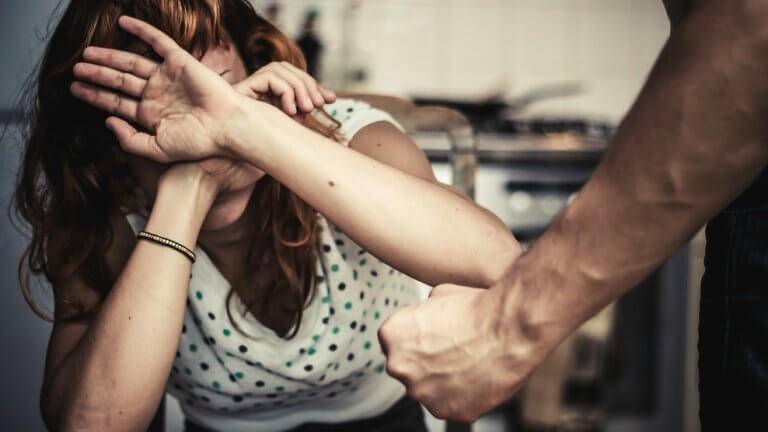Em cidade vizinha, homem tenta enforcar a esposa na frente da filha do casal, uma bebê de apenas 10 meses