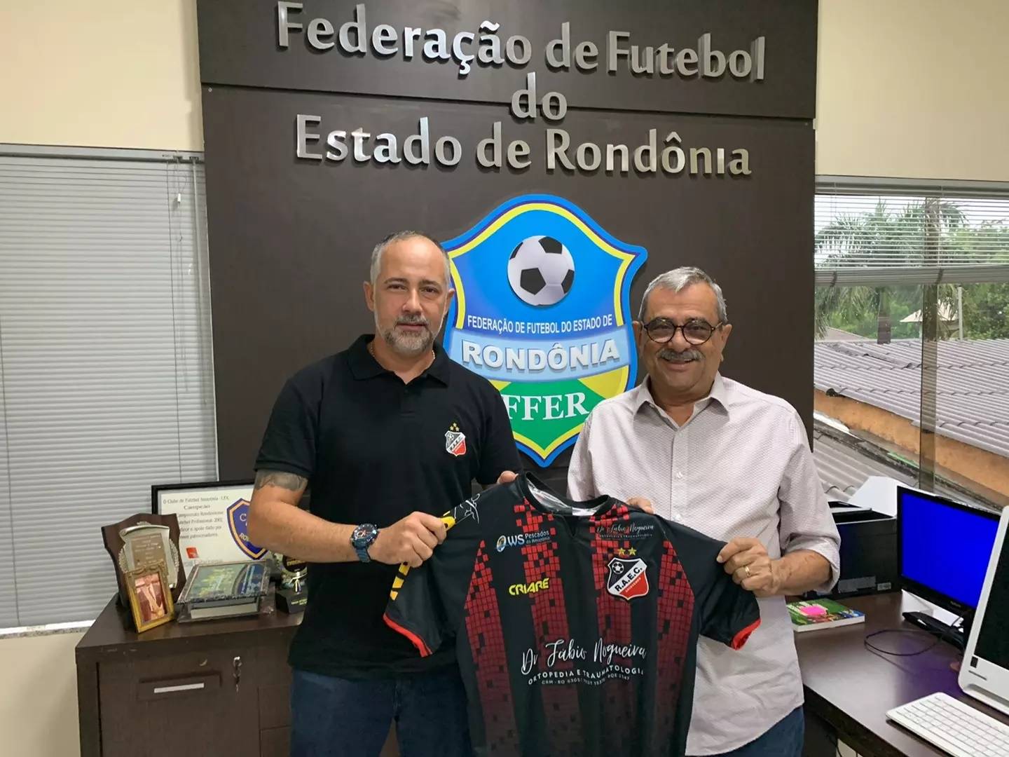 Em gesto de agradecimento pelo apoio na disputa da Copinha, diretoria do Real Ariquemes entrega camisa do clube ao presidente da entidade