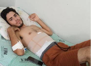 Jovem de 18 anos que sobreviveu depois de ver amigo ser executado a tiros ao seu lado continua internado e cria “vakinha virtual”