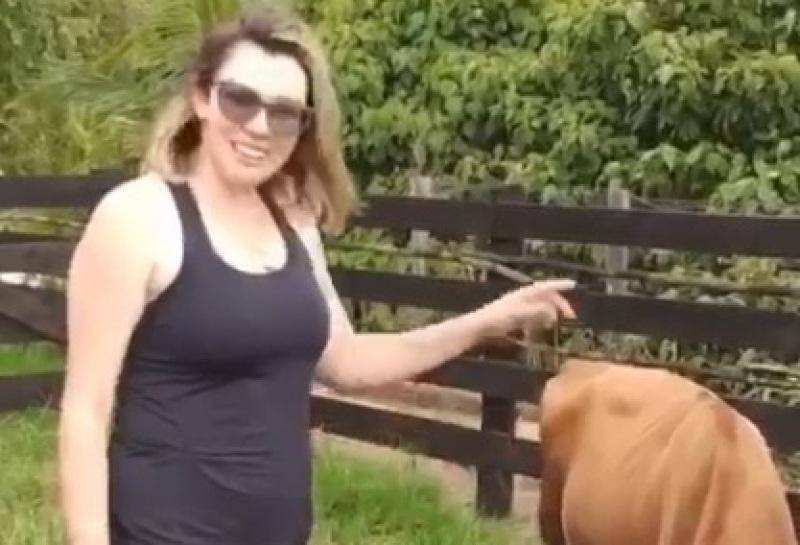 Em vídeo publicado nas redes sociais, vereadora de cidade vizinha mostra bezerra em sítio e diz que é “filha de Lula e Janja”