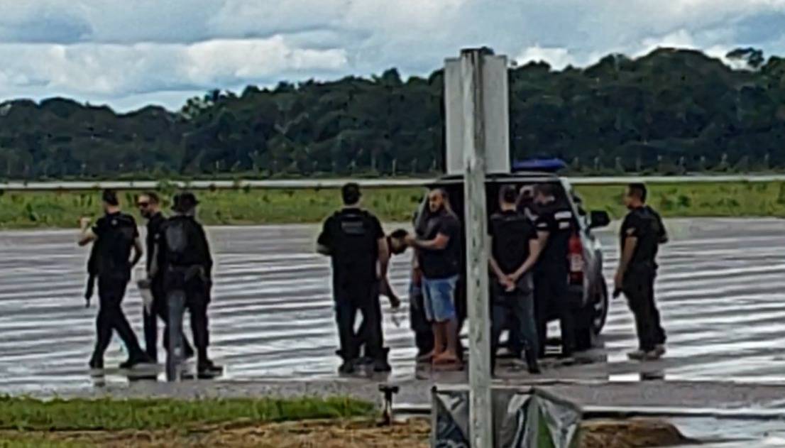FOTOS E VÍDEO: sob forte aparato policial, acusado de planejar atentado a bomba em Brasília embarca em Vilhena para o DF