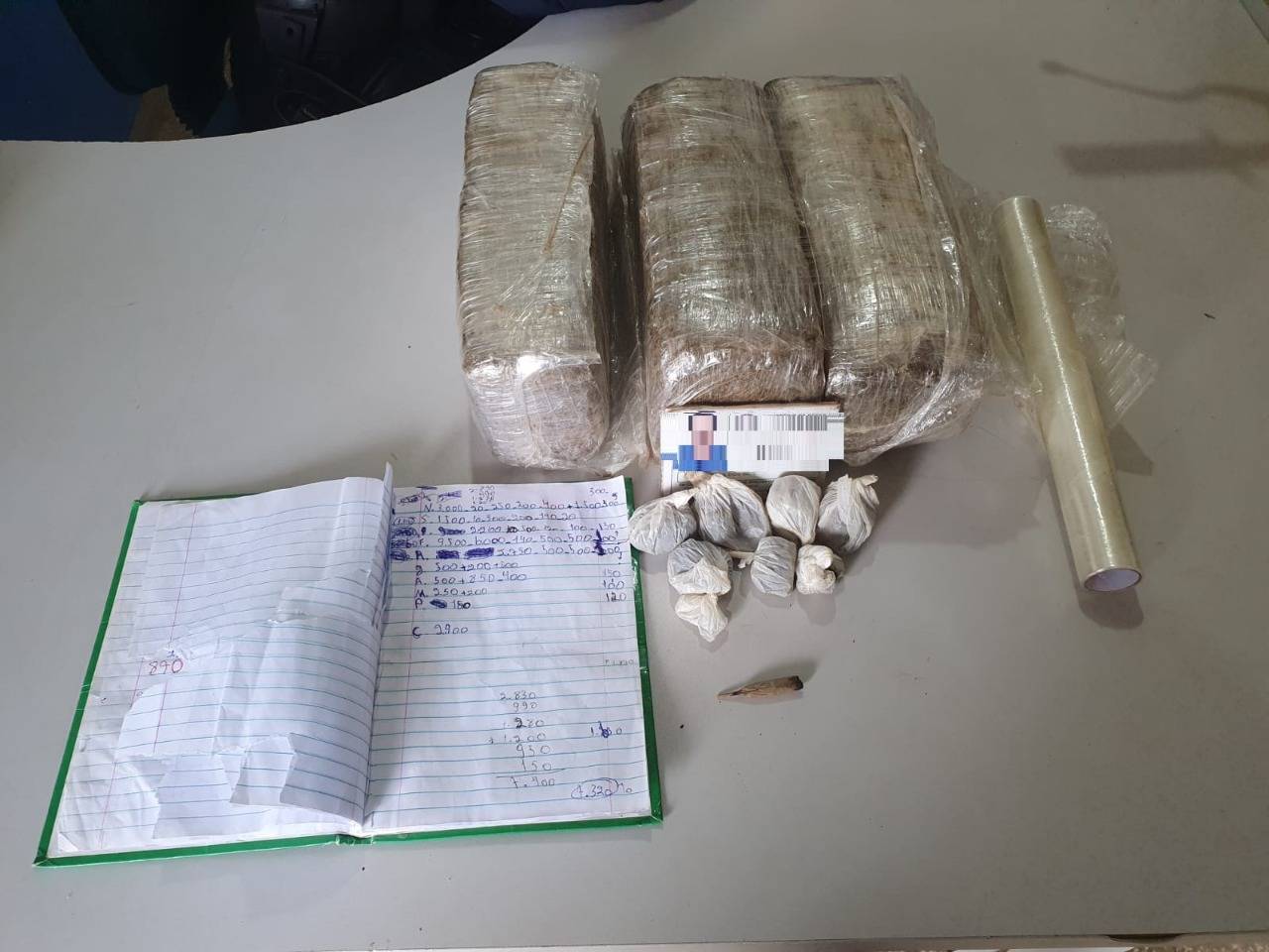 Homem é preso escondendo mais de 3 kg de drogas na casa da mãe, que não tinha conhecimento do crime