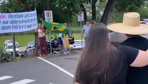 Idoso de Ji-Paraná que foi preso durante manifestações em Brasília é recebido como herói ao voltar para a cidade