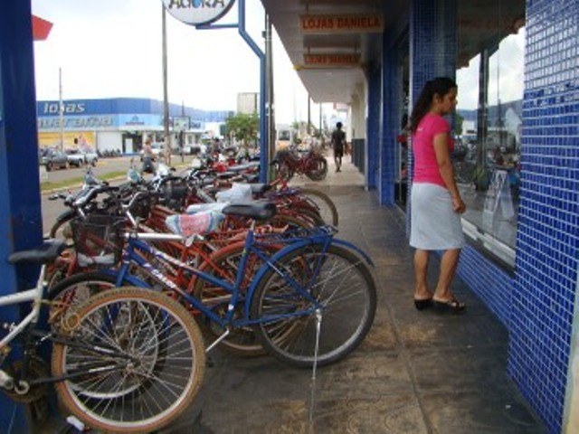 Em Vilhena, bicicletas tomam lugar de pedestres nas calçadas