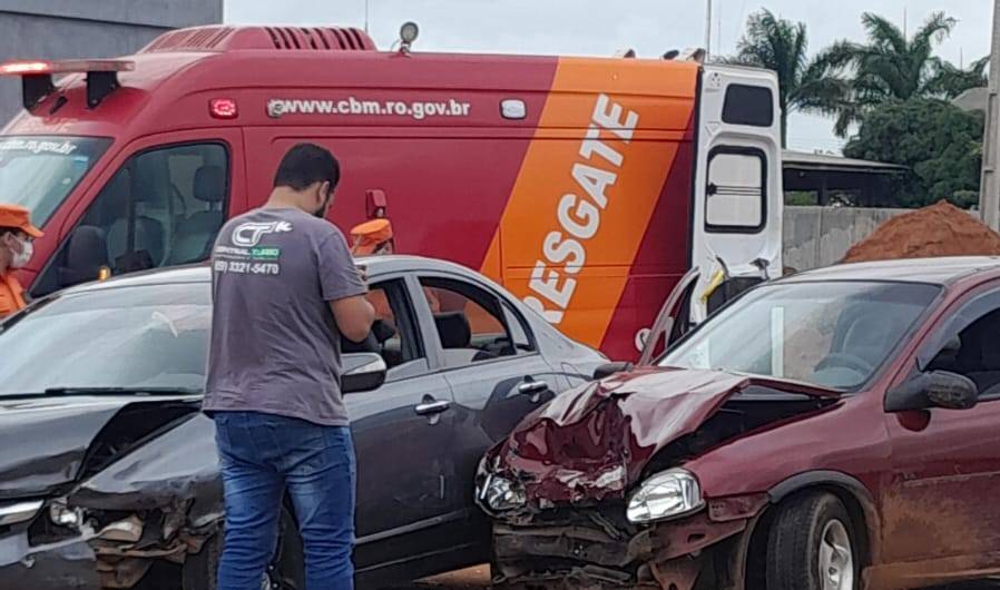 Bombeiros são acionados após carros baterem em trecho de rodovia federal que liga Vilhena a Juína