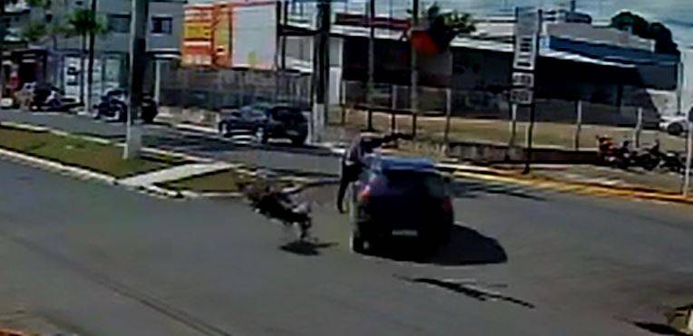 VÍDEO: câmera de monitoramento mostra motoboy “voando” após acidente violento na principal avenida de Vilhena
