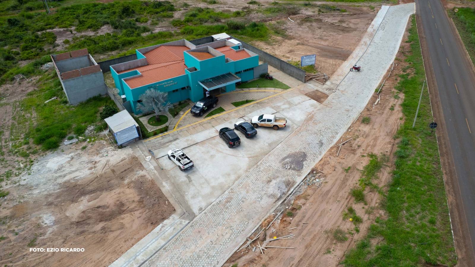Obra de calçamento na UBS Salete Cordeiro no distrito do Guaporé, em Chupinguaia, está em ritmo acelerado