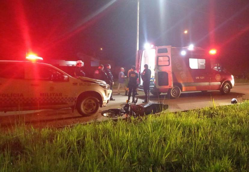 Motocicleta bate de frente em viatura da Polícia Militar em avenida de Vilhena e piloto é socorrido com suspeita de fratura no fêmur
