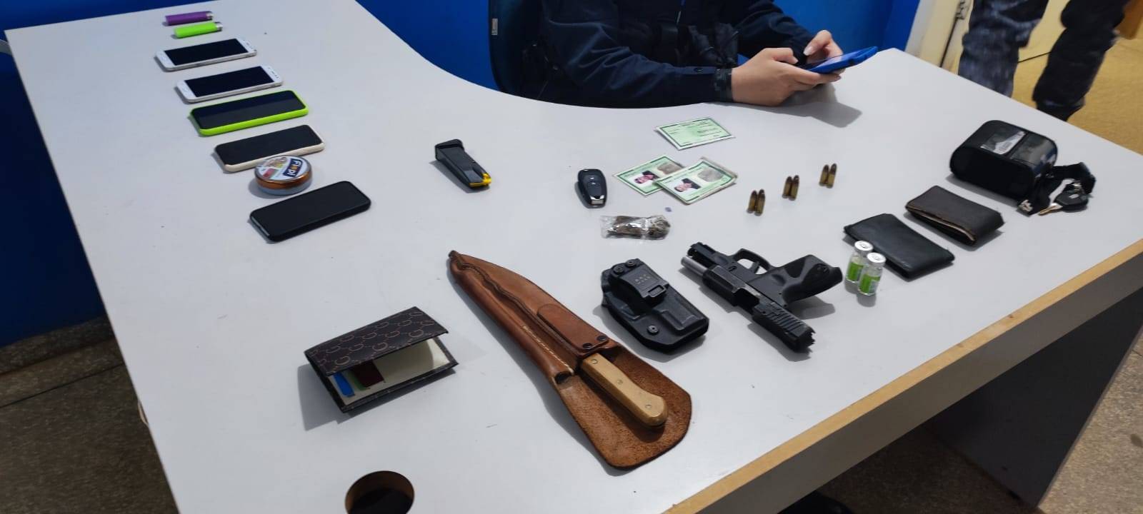 Fumando maconha a bordo de carro dirigido por motorista sem CNH, quatro pessoas, inclusive adolescente, vão parar na Unisp