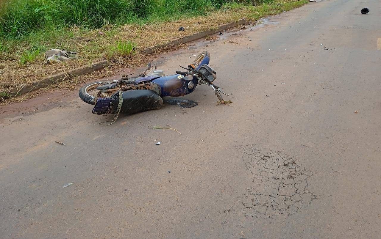 Agricultor de 83 anos tem moto atingida por carro na saída de Cerejeiras e é encaminhado em estado grave para Cacoal