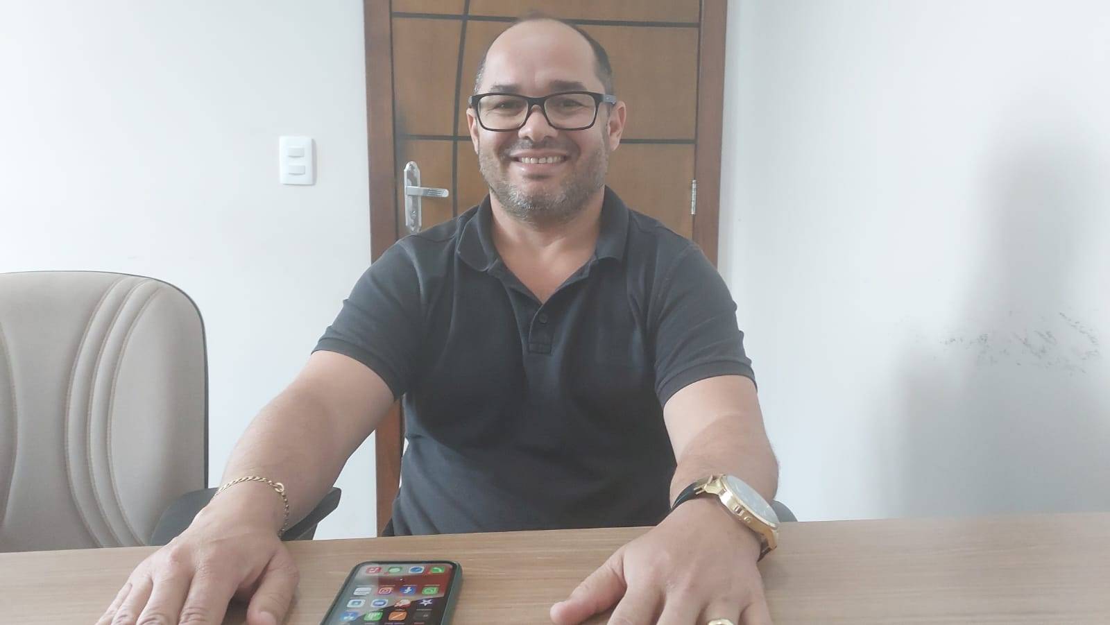 Ex-prefeito rebate sucessor, nega “rombo” e questiona economia que entidade promete fazer na Saúde, em Vilhena