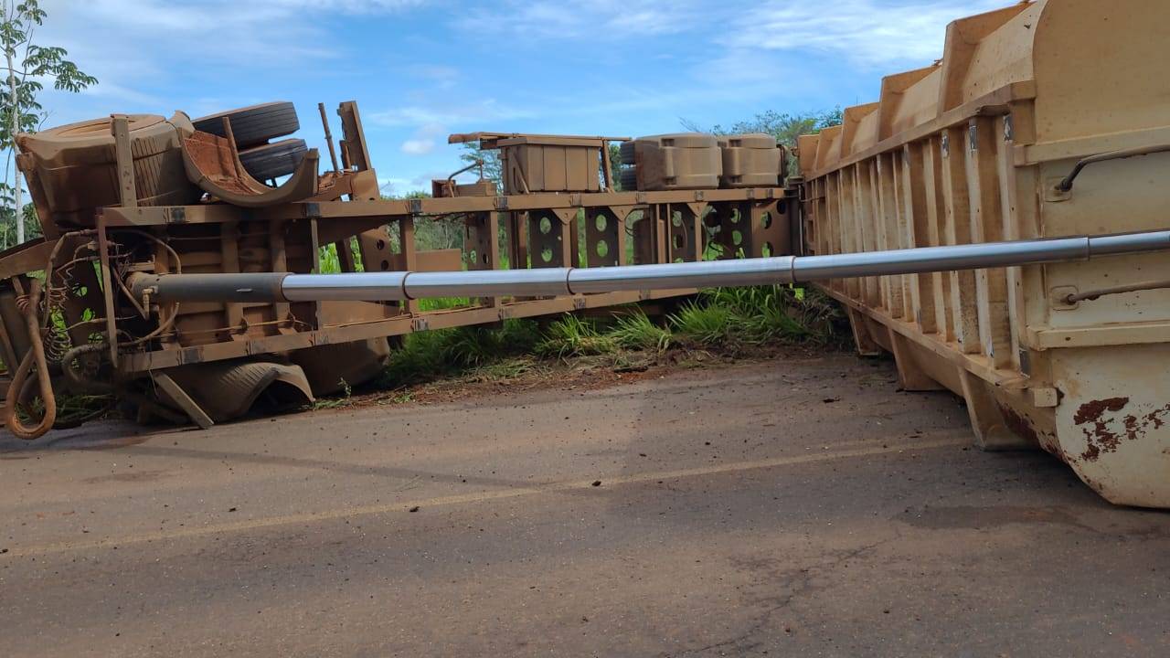 Composição de carreta tomba em rodovia que liga Corumbiara a Cerejeiras e soja fica espalhada na pista
