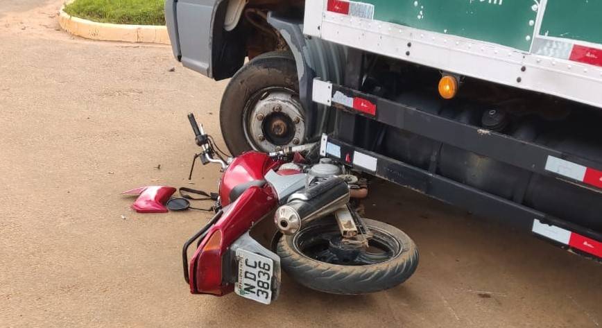 ASSISTA VÍDEO: câmeras flagram acidente envolvendo caminhão e motocicleta em avenida de Vilhena